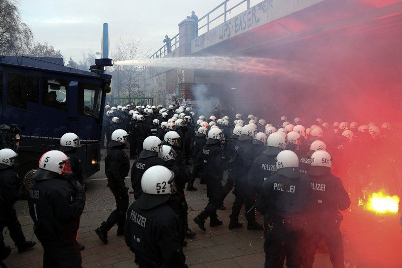 Po 2 dniach zamieszek, rannych jest ponad 200 policjantów. Splądrowano wiele sklepów, doszczętnie spłonął też salon samochodowy.