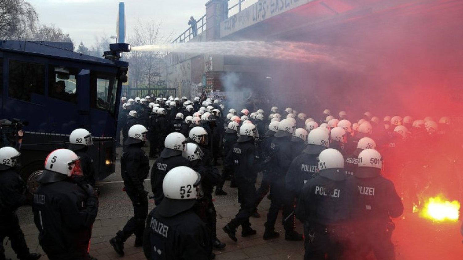 Po 2 dniach zamieszek, rannych jest ponad 200 policjantów. Splądrowano wiele sklepów, doszczętnie spłonął też salon samochodowy.