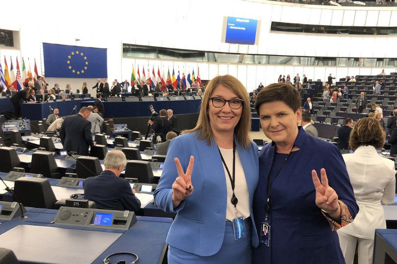 Byłej wicepremier Beacie Szydło towarzyszyła w PE była wicemarszałek Sejmu Beata Mazurek.