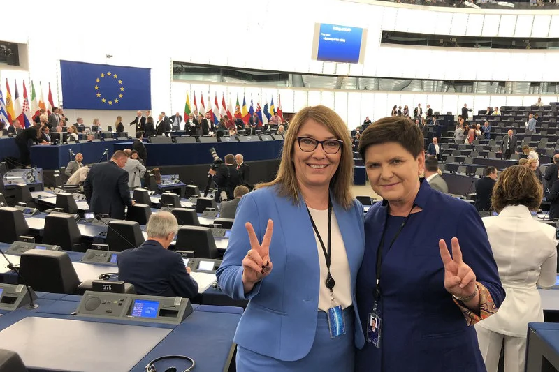 Byłej wicepremier Beacie Szydło towarzyszyła w PE była wicemarszałek Sejmu Beata Mazurek.