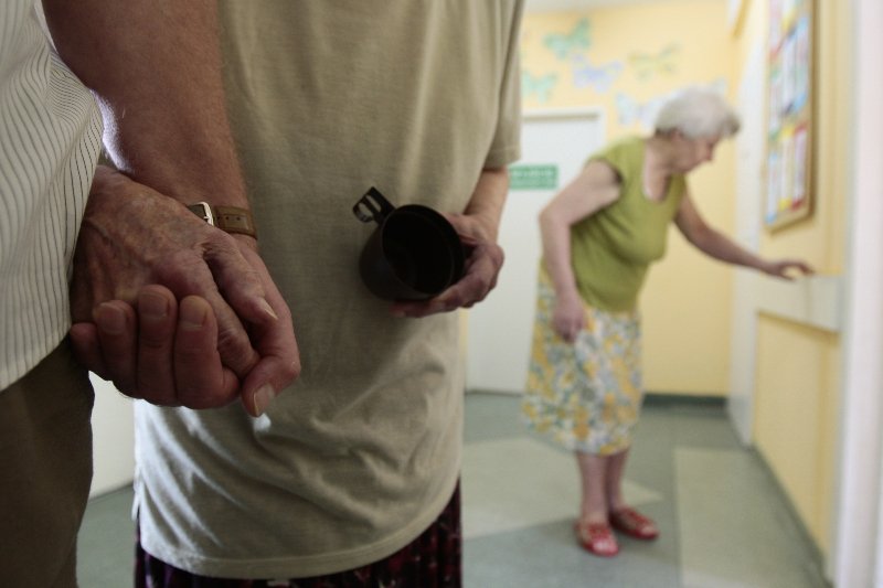 Chorzy na alzheimera potrzebują stałej opieki