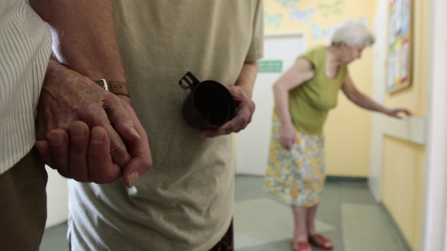 Chorzy na alzheimera potrzebują stałej opieki