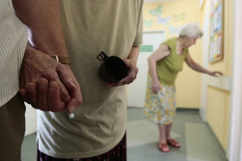 Chorzy na alzheimera potrzebują stałej opieki