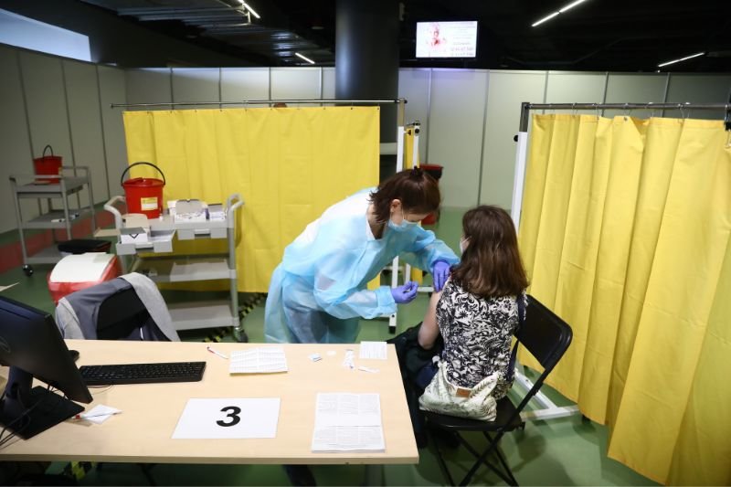 Szczepienia w zakładach pracy – jakie są procedury? [FAQ]