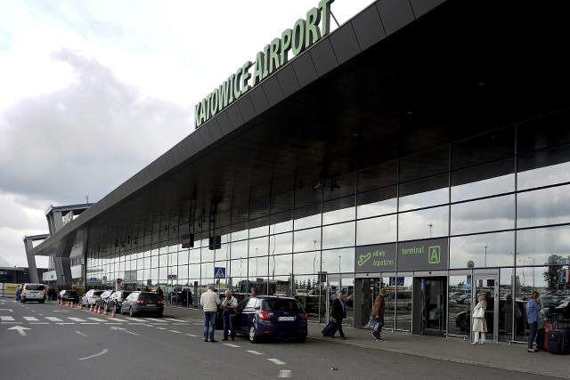 Chwile grozy na katowickim lotnisku. Pracownik zażartował, że wrzucił metalową rurkę do silnika samolotu.