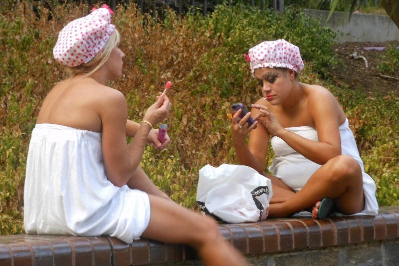 Jedzenie zbyt dużej ilości cukru, nie zmywanie makijażu czy picie zbyt małej ilości wody na pewno nie pomaga skórze. Ale niektóre złe nawyki wcale nie są tak oczywiste.