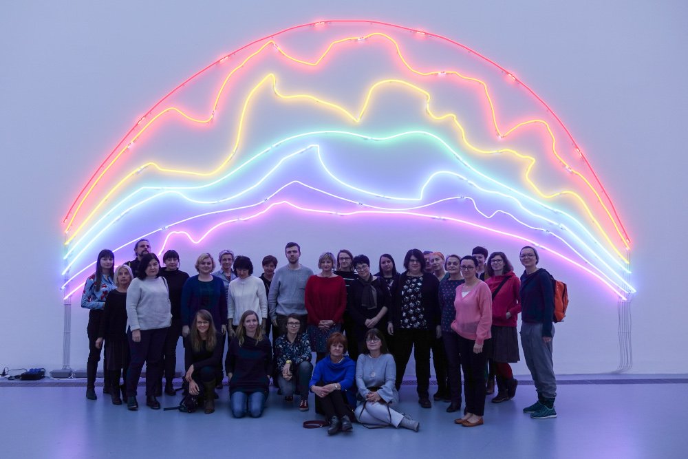 Uczestnicy szkolenia „Alfabet sztuki, czyli jak czytać sztukę współczesną” na wystawie „Sarkis. Tęcza anioła”, Zachęta – Narodowa Galeria Sztuki