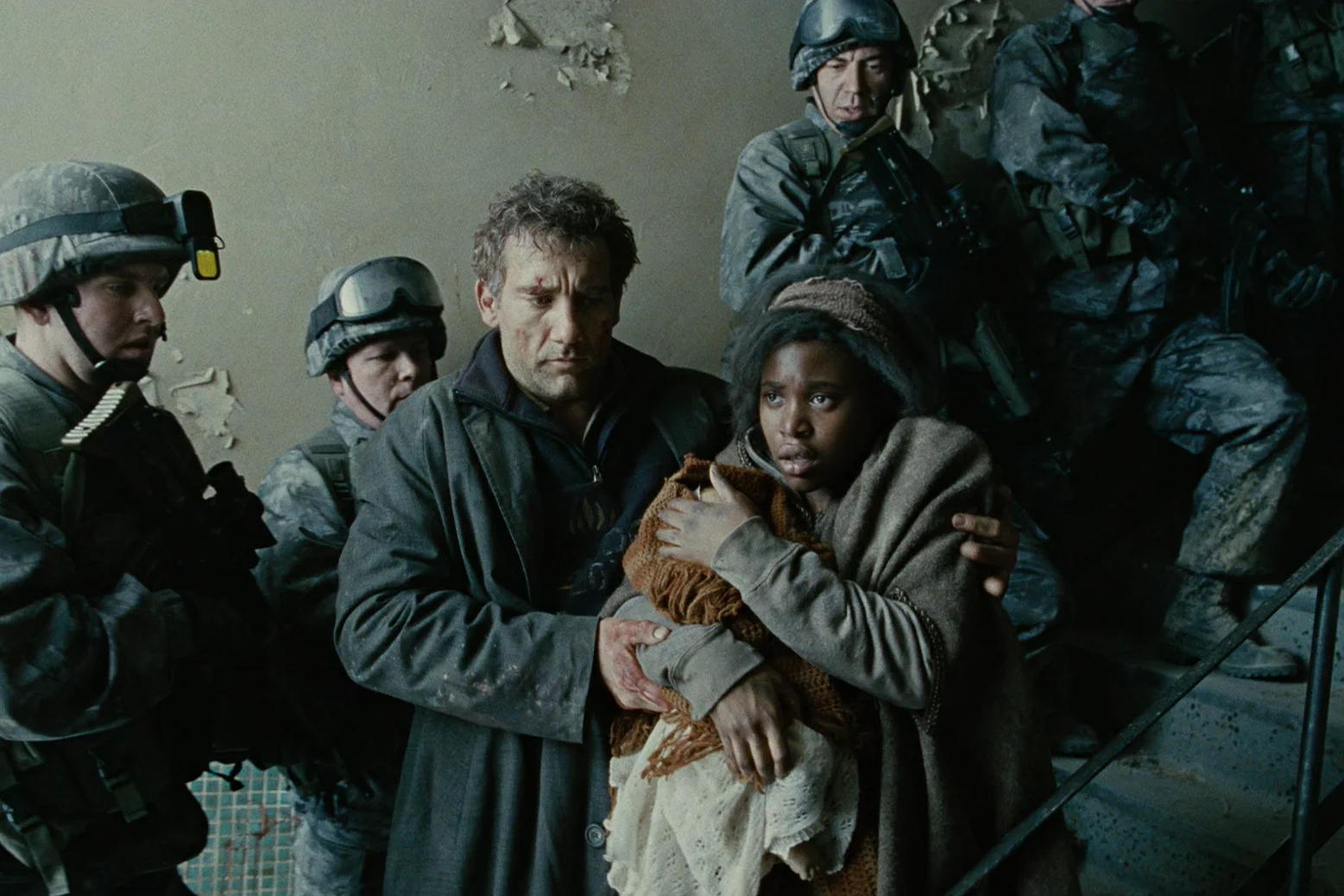 Clive Owen i Clare-Hope Ashitey w filmie "Ludzkie dzieci".