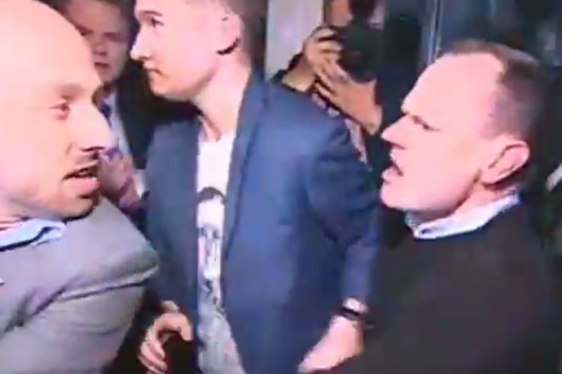 Sympatycy Andrzeja Dudy dość brutalnie obeszli się z Andrzejem Hadaczem, który pojawił się przed studiem TVP, gdzie zorganizowano niedzielną debatę.
