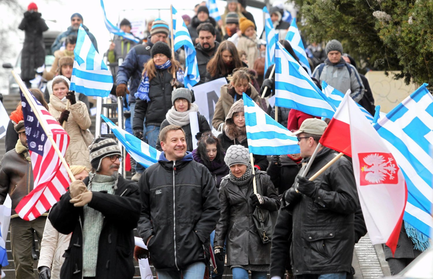 Luty 2012. Warszawa. Milo Curtis z flagą Occupy Wall Street - demonstracja solidarności z narodem Greckim
