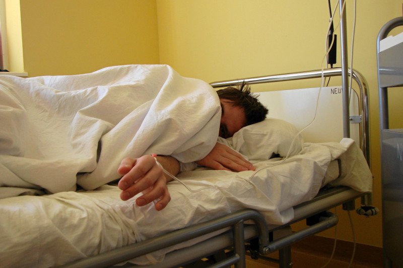 Ofiara nożownika jest w stanie krytycznym ale nie zgodziła się na transfuzję. "Świadkowie Jehowy grają męczenników"