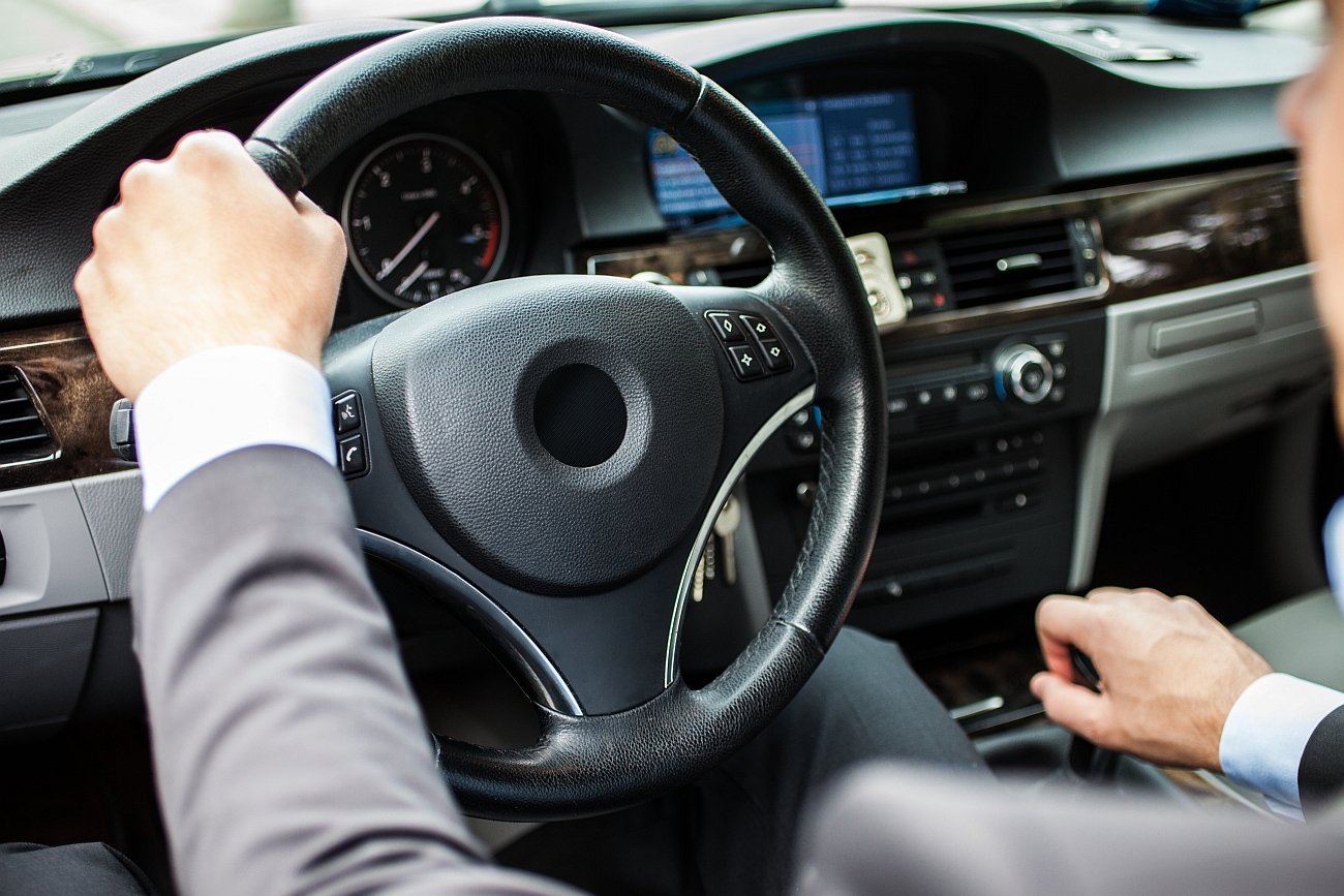 Wśród benefitów pracowniczych, jakie pracodawcy oferują na naszym rynku, coraz częściej pojawia się samochód służbowy. Co się stanie, jeśli kierująca firmowym autem osoba będzie uczestnikiem kolizji lub wypadku drogowego? Kiedy pracownik odpowiada za szko
