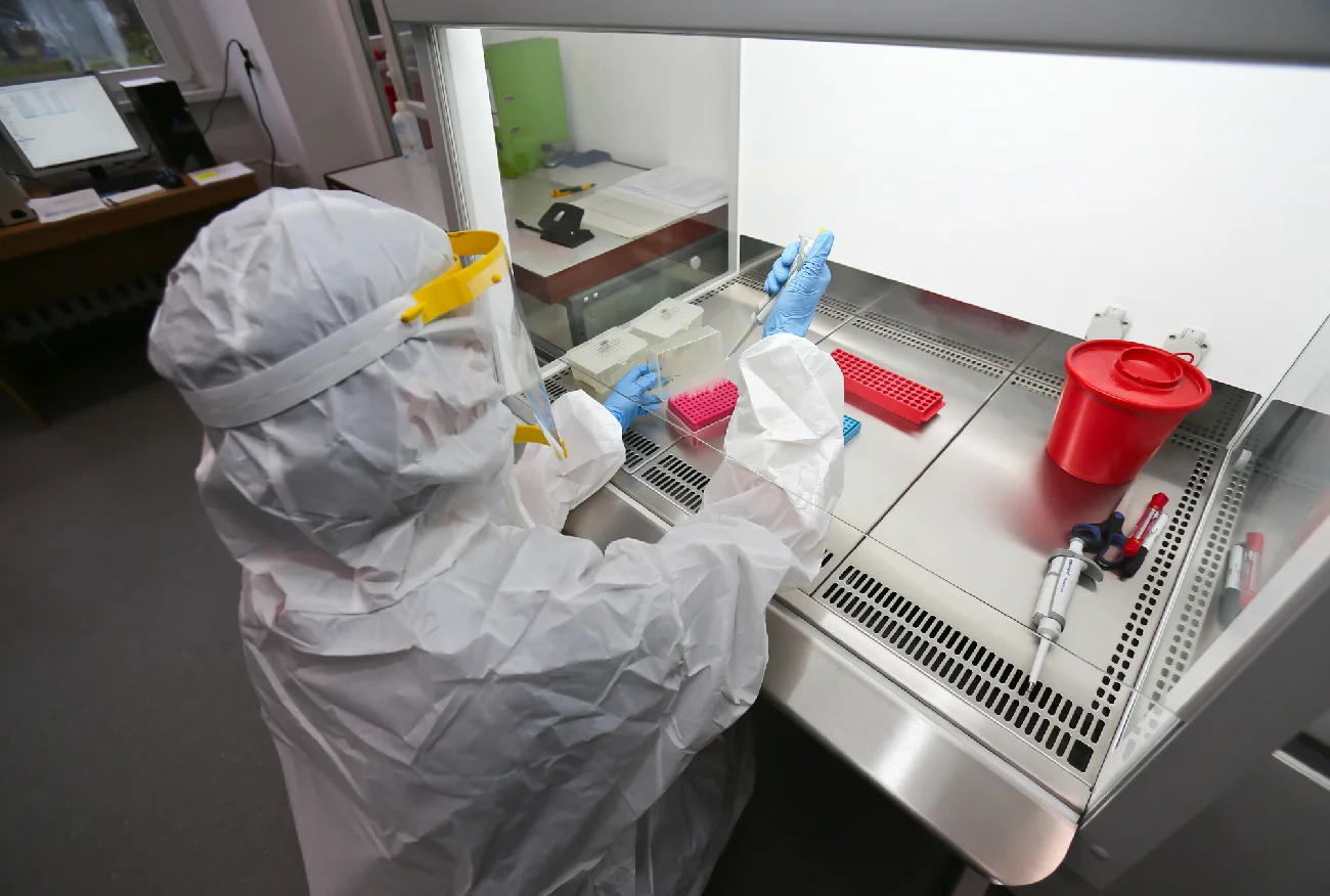 Część naukowców podejrzewała, że koronawirus SARS-CoV-2 pochodzi z laboratorium
