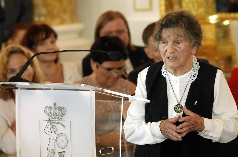 Uczestniczka Powstania Warszawskiego Wanda Traczyk - Stawska otrzymuje tytuł honorowej obywatelki Warszawy podczas uroczystej sesji Rady Miasta.