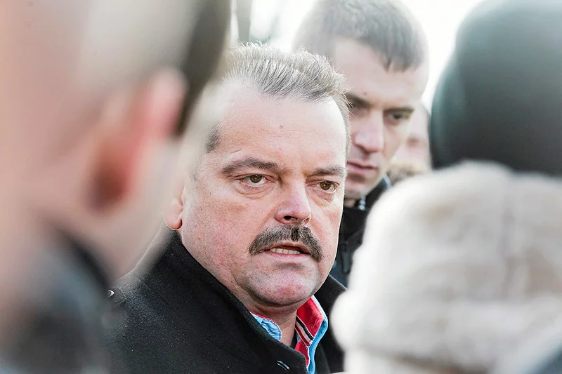 Były senator Samoobrony, a dziś szef rolniczego OPZZ Sławomir Izdebski oskarżany jest przez niezrzeszonych w jego związku o dorabianie polskiemu rolnikowi "mordy warchoła".