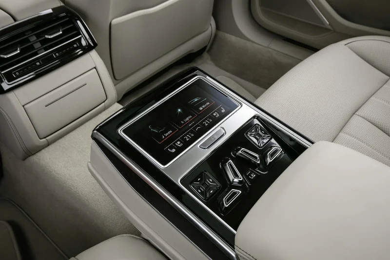 Z tyłu Audi A8 sterujemy tak. Tableto-pilot można wyciągnąć.