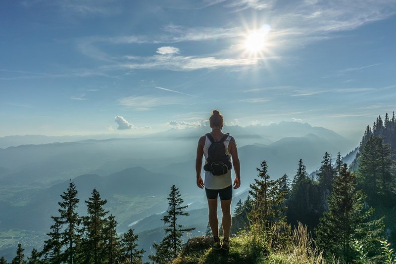 Samodzielna podróż może stać się źródłem niezapomnianych wrażeń i doświadczeń, które przydadzą nam się w życiu. Aby były to jednak dobre wrażenia, musimy mieć na sercu także kwestię bezpieczeństwa