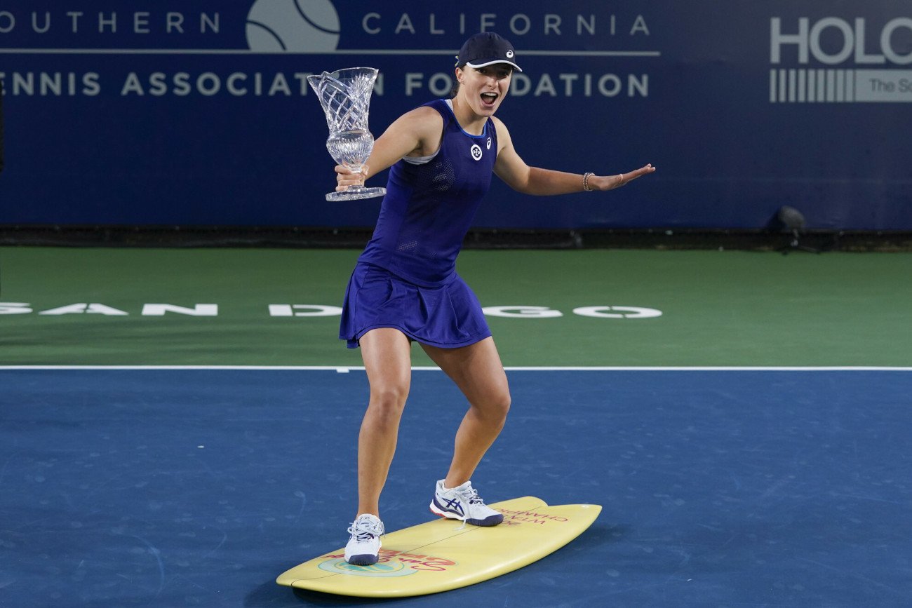 Iga Świątek celebrująca sukces po zwycięstwie w turnieju WTA 500 w San Diego. Polka tryskała dobrym humorem.