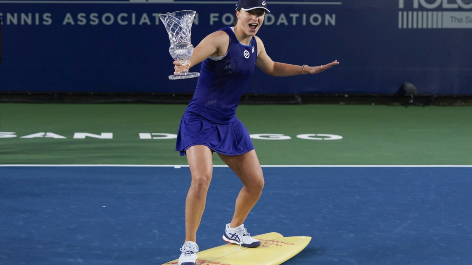 Iga Świątek celebrująca sukces po zwycięstwie w turnieju WTA 500 w San Diego. Polka tryskała dobrym humorem.