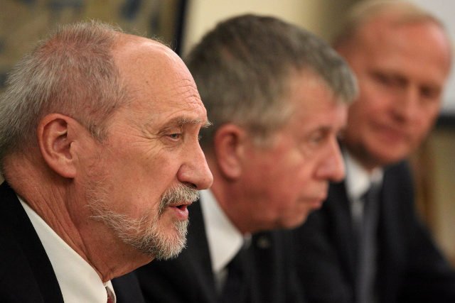 Minister Macierewicz i członkowie podkomisji badającej katastrofę smoleńską kolejny raz walczyli dziś z faktami.