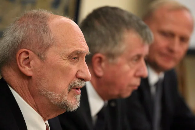 Minister Macierewicz i członkowie podkomisji badającej katastrofę smoleńską kolejny raz walczyli dziś z faktami.