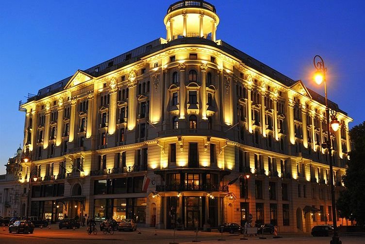 Wieczorna iluminacja Hotelu Méridien Bristol w Warszawie