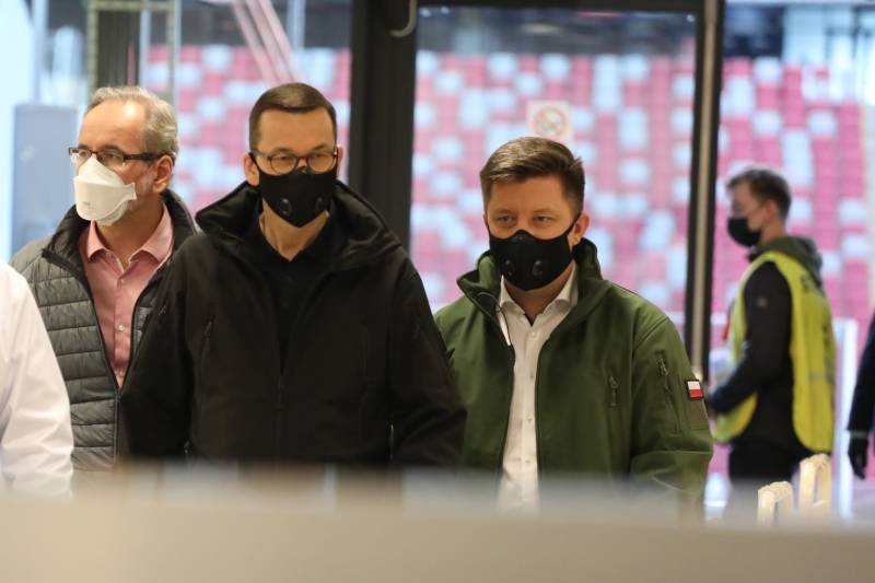 Kolejne grupy zaszczepiono poza kolejką w ramach programu szczepień, za który odpowiedzialni są premier Morawiecki oraz ministrowie Dworczyk i Niedzielski