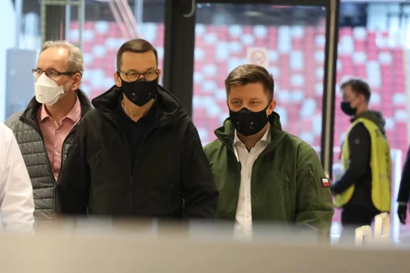 Kolejne grupy zaszczepiono poza kolejką w ramach programu szczepień, za który odpowiedzialni są premier Morawiecki oraz ministrowie Dworczyk i Niedzielski. Kolejne grupy zaszczepiono poza kolejką w ramach programu szczepień, za który odpowiedzialni są premier Morawiecki oraz ministrowie Dworczyk i Niedzielski