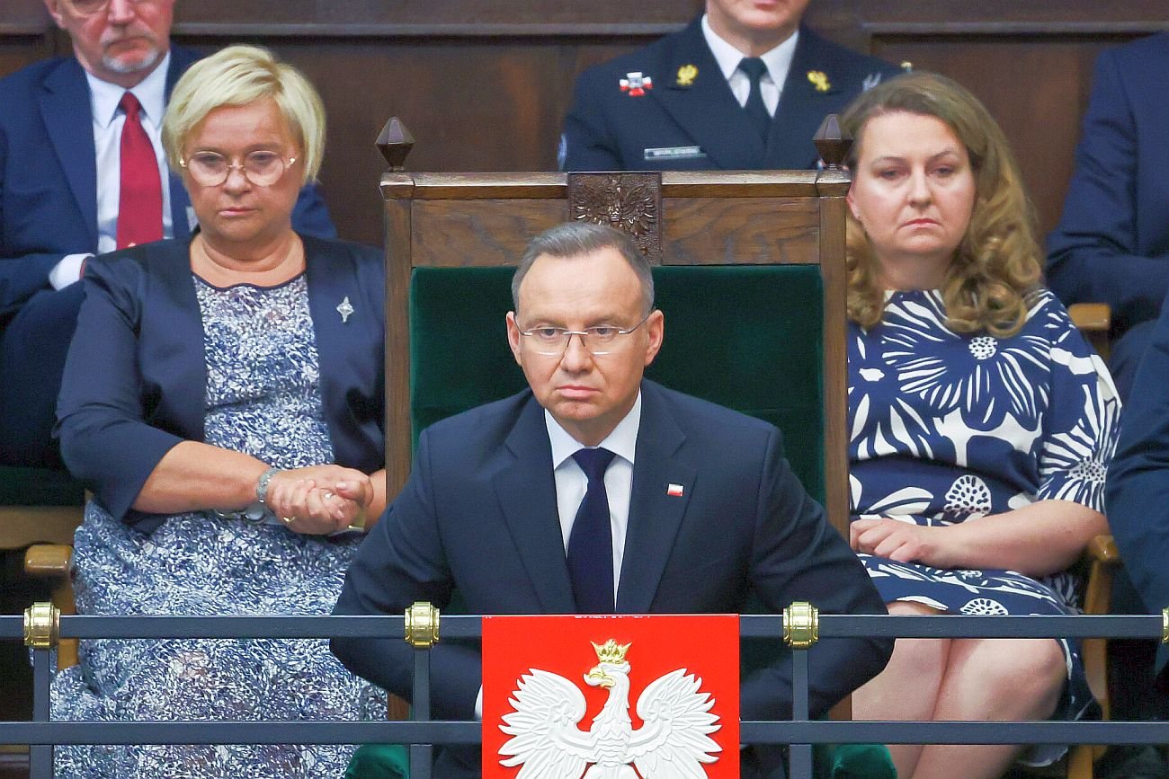 Andrzej Duda (pośrodku) odwołał Grażynę Ignaczak-Bandych (z lewej) z funkcji szefowej kancelarii prezydenta i powołał na to stanowisko Małgorzatę Paprocką (z prawej) Andrzej Duda (pośrodku) odwołał Grażynę Ignaczak-Bandych (z lewej) z funkcji szefowej kancelarii prezydenta i powołał na to stanowisko Małgorzatę Paprocką (z prawej)