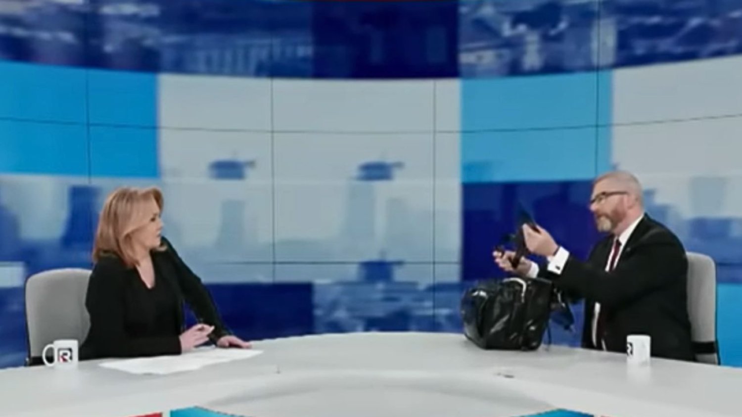 Grzegorz Braun z łopatą w Republice. To prezent dla Nawrockiego.