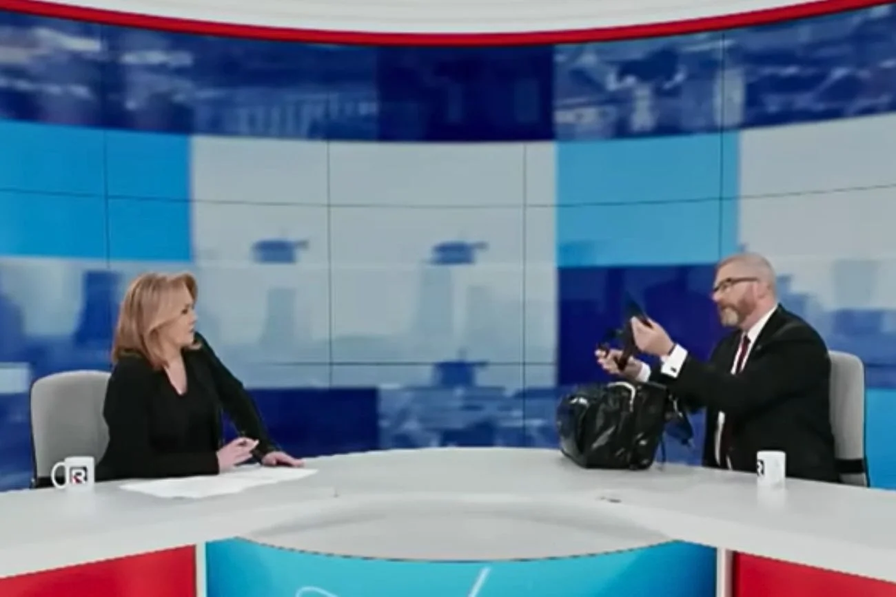 Grzegorz Braun z łopatą w Republice. To prezent dla Nawrockiego.