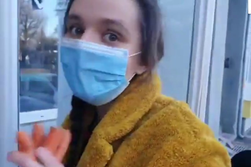 Posłanka KO Klaudia Jachira zabrała żywność z lodówki przeznaczonej dla najbiedniejszych Polaków. Posłanka Klaudia Jachira zabrała żywność z lodówki przeznaczonej dla najbiedniejszych Polaków.