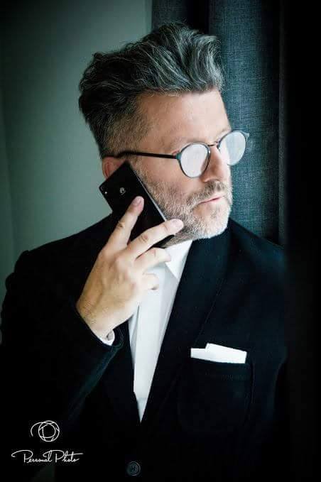 Wojtek Witczak. Pasjonat mody, promotor polskich projektantów, producent sesji zdjęciowych i pokazów mody. Specjalista od wizerunku. Jego inspiracje i propozycje męskich stylizacji możecie obejrzeć w Men Style na FB.