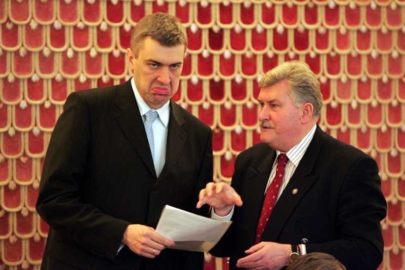 Spotkanie Rady Ministrów. Roman Giertych rozmawia z Andrzejem Aumillerem (ministrem budownictwa). (marzec 2007)