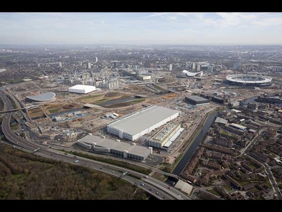 Wioska olimpijska w Londynie. Na pierwszym planie IBC (International Broadcast Centre)
