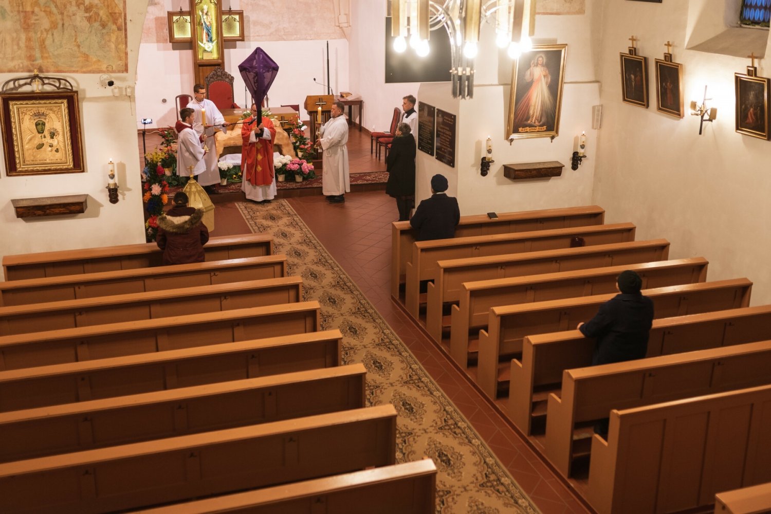 Polacy coraz rzadziej chodzą do kościoła. Zdjęcie ilustracyjne.