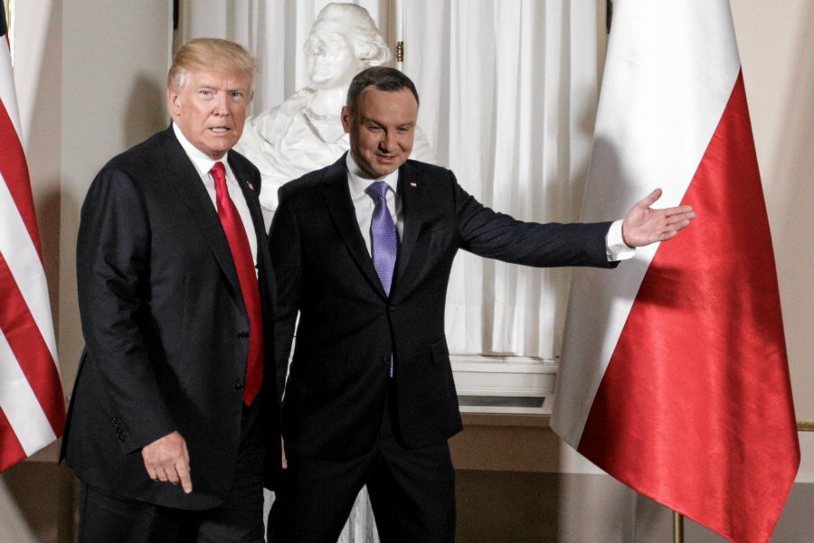 Donald Trump odwołując wizytę w Polsce pokrzyżował plany PiS. Ale sam ma w tym również swój wyborczy interes.