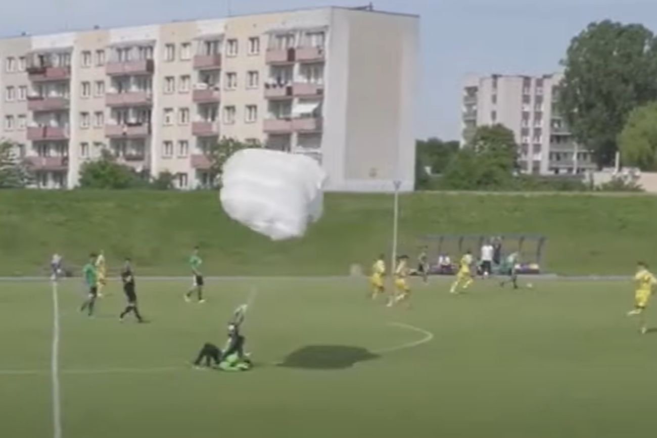 Podczas meczu IV ligi pomiędzy Olimpii II Elbląg z Pisą Barczewo na murawie wylądował nagle spadochroniarz.