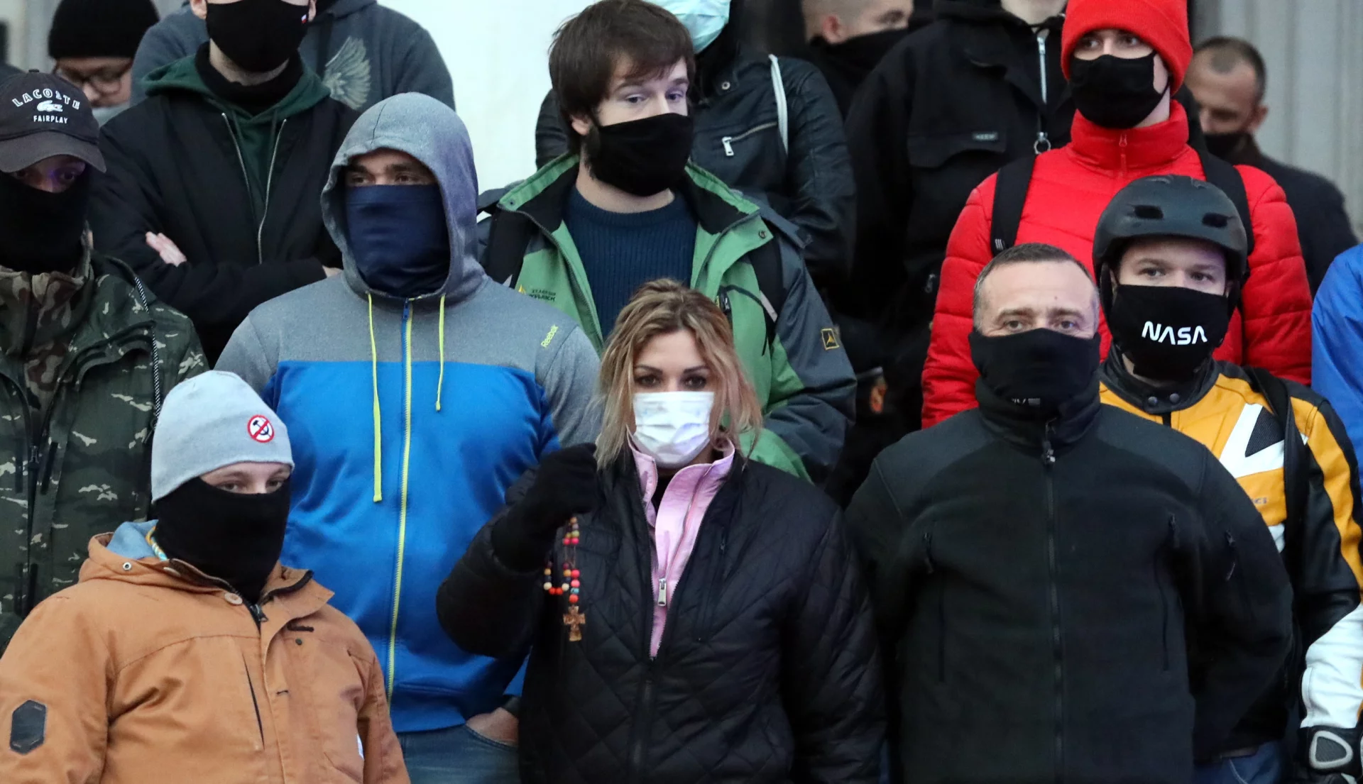 Zofia Klepacka "broni" kościoła na Placu Trzech Krzyży wraz ze Strażą Narodową Roberta Bąkiewicza