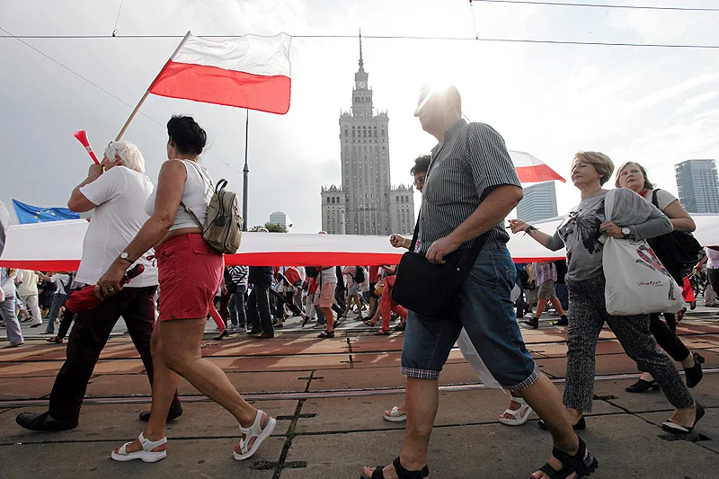 W listopadzie jest szaro, buro i ponuro. Dlatego powstała petycja w sprawie przeniesienia Narodowego Święta Niepodległości na lato!