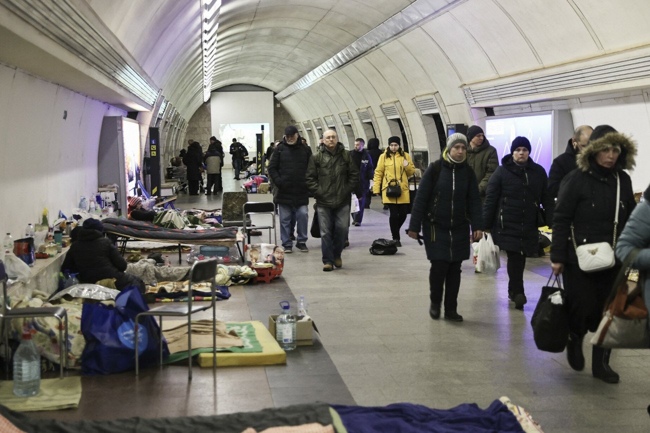 Rzeczywistość osób, które wciąż znajdują się w stolicy Ukrainy, wymownie obrazuje zdjęcie opublikowane na Twitterze przez polskiego dziennikarza.