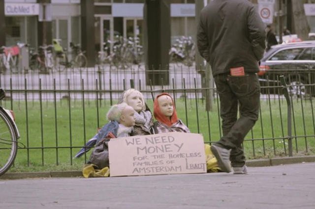 Na ulicach umieszczono manekiny przebrane za bezdomnych.