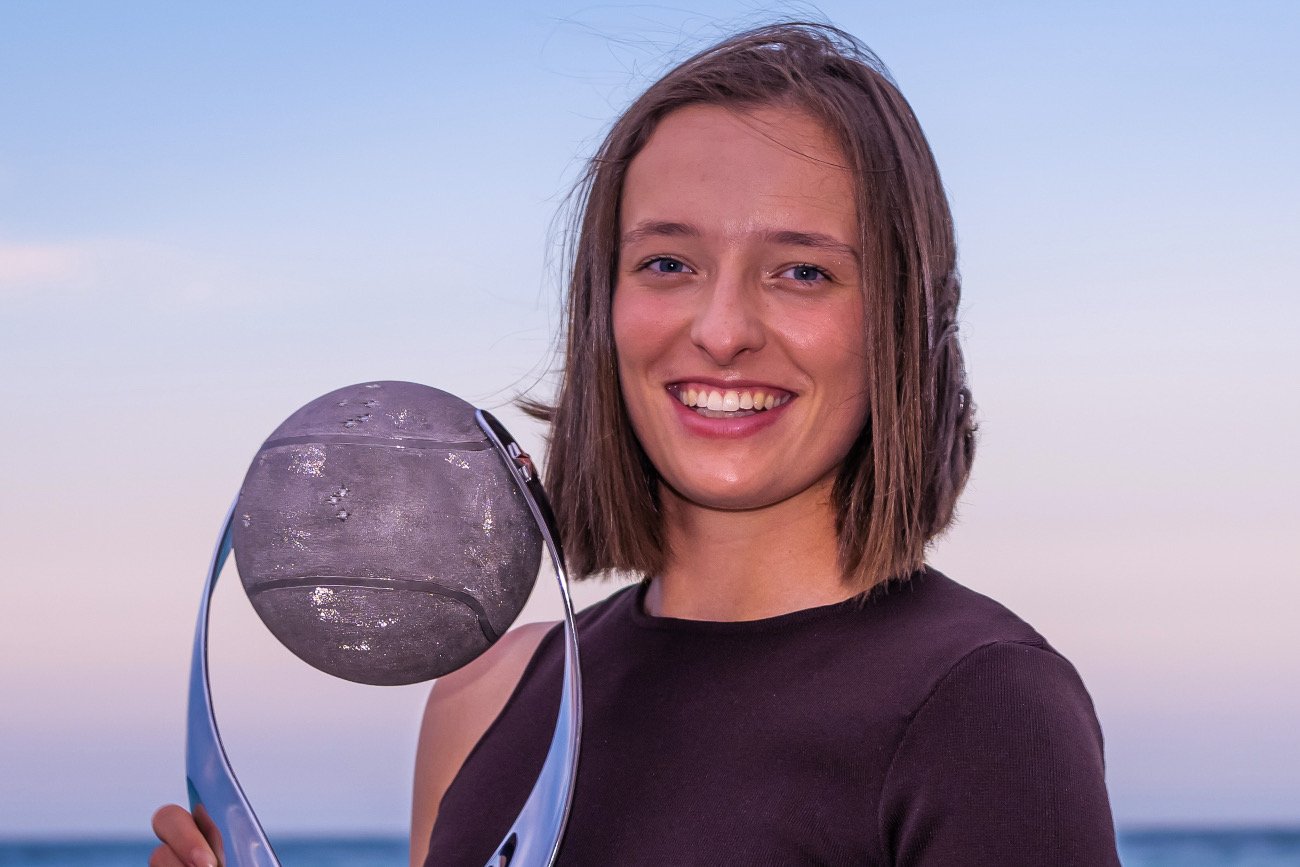 Iga Świątek uśmiechnięta od ucha do ucha. W 2022 roku tenisowy świat jest zdominowany przez sukcesy Polki.