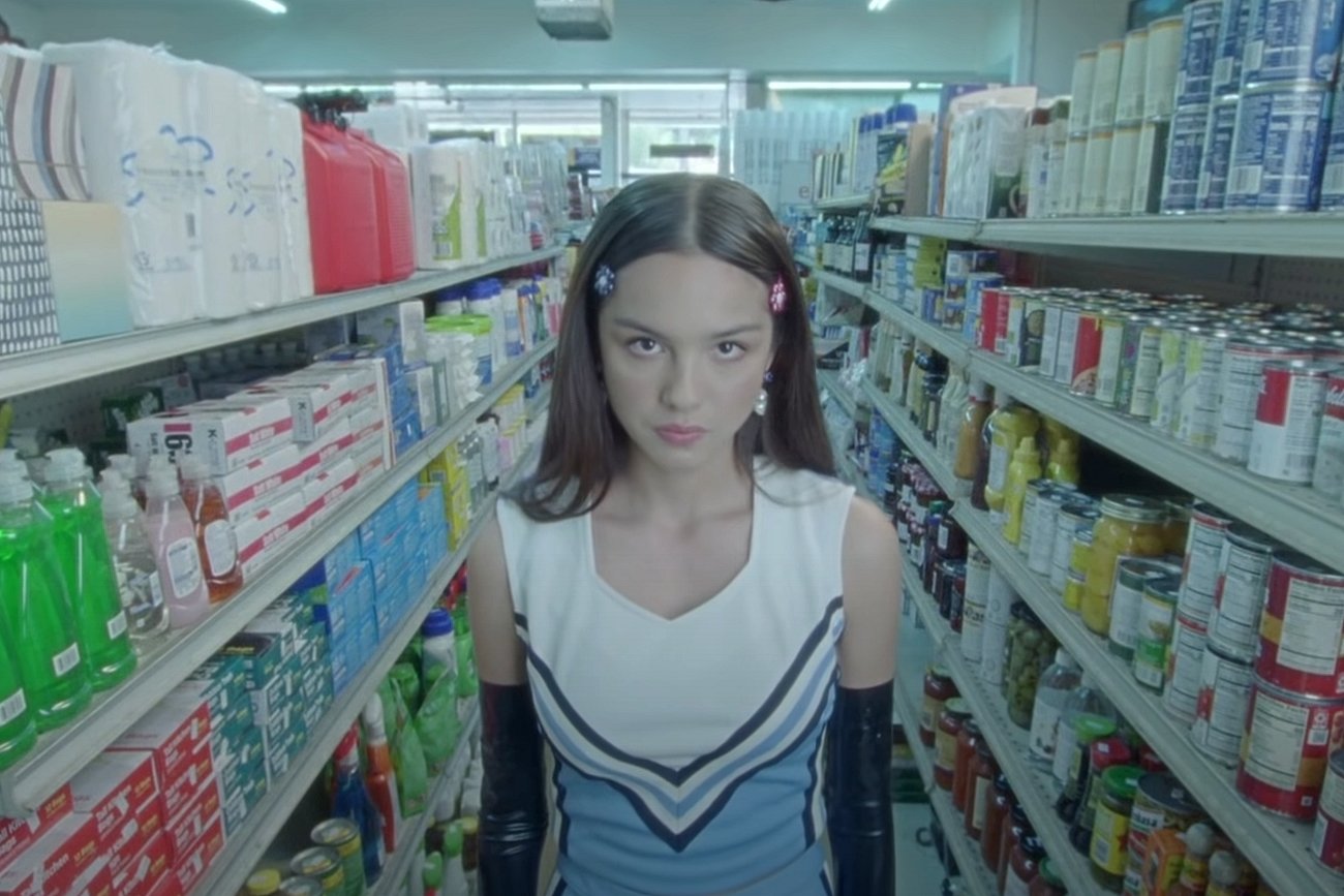 Olivia Rodrigo w teledysku do "good 4 u".