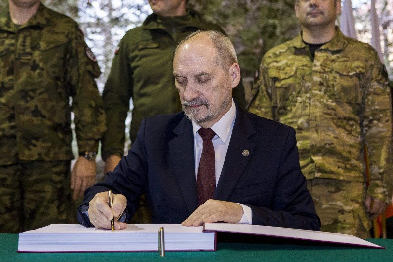 Szef MON Antoni Macierewicz postanowił zrobić porządek w jednostce specjalnej GROM.