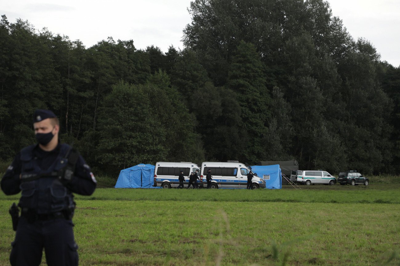 Załoga policyjnego śmigłowca, patrolując rejon objęty stanem wyjątkowym, w okolicach Klimówki, ujawniła na polu ciało 24-letniego Syryjczyka.