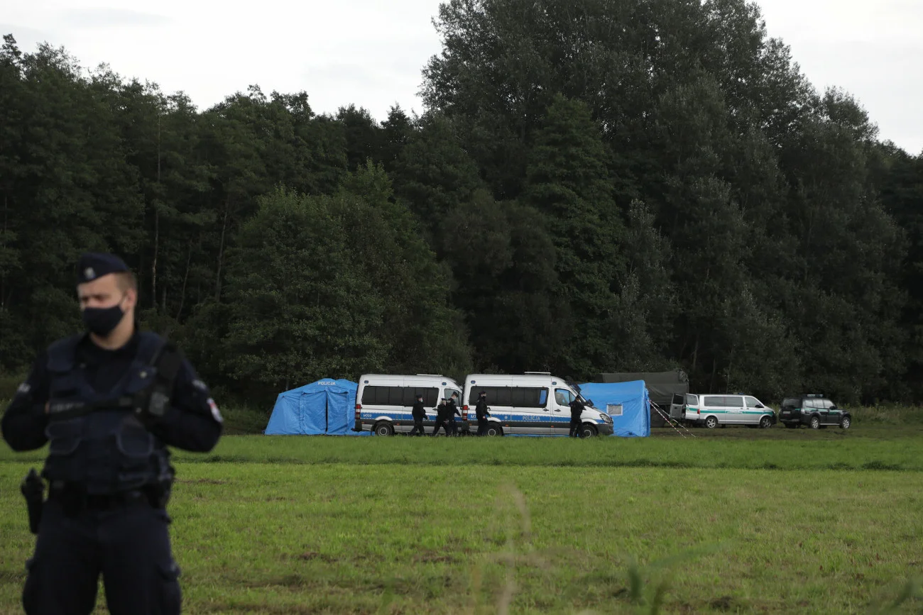 Załoga policyjnego śmigłowca, patrolując rejon objęty stanem wyjątkowym, w okolicach Klimówki, ujawniła na polu ciało 24-letniego Syryjczyka.