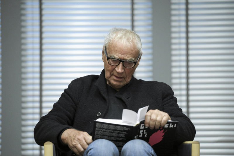 Janusz Głowacki był cenionym prozaikiem, dramaturgiem, scenarzystą filmowym i felietonistą. Zmarł 19 sierpnia 2017 roku podczas pracy nad nowa książką.