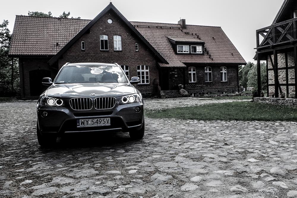 BMW X3 35d przed Starą Szkołą w Wysokiej Wsi