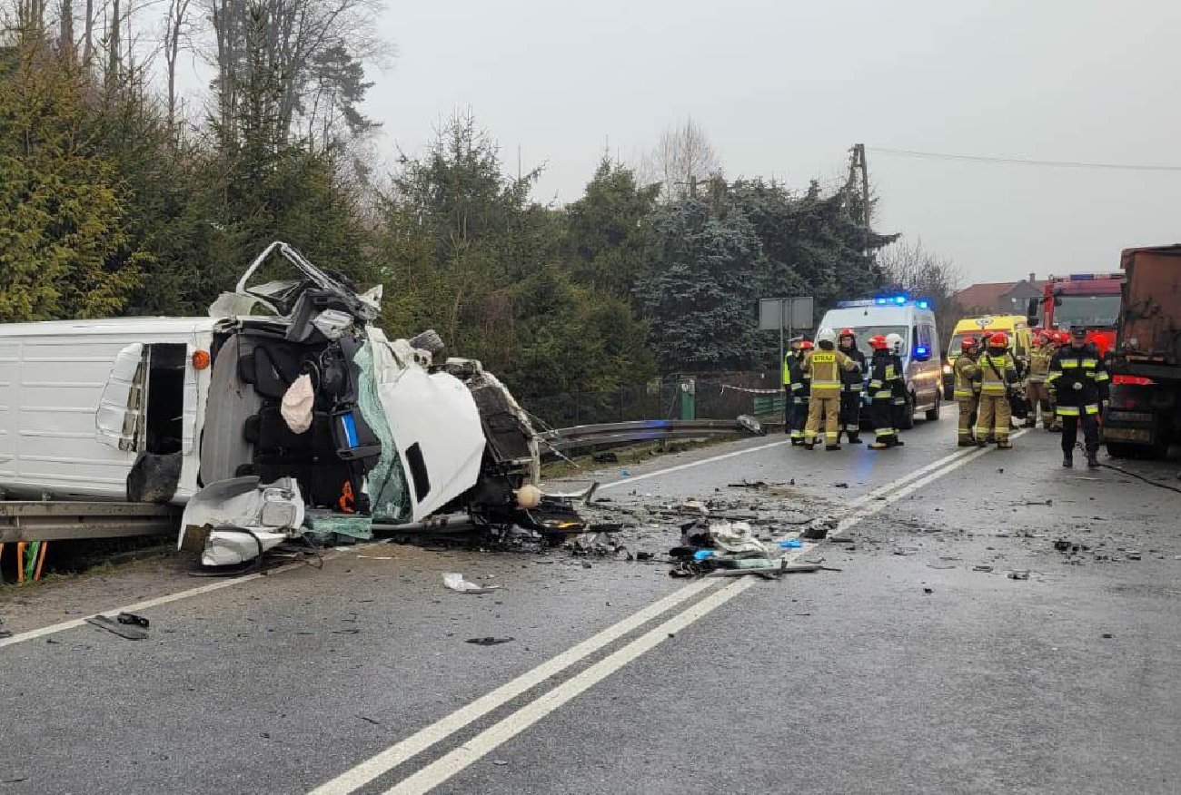 Czchów. Nagłe zderzenie dwóch busów i tira. Dwie osoby nie żyją. Wśród rannych są dzieci.